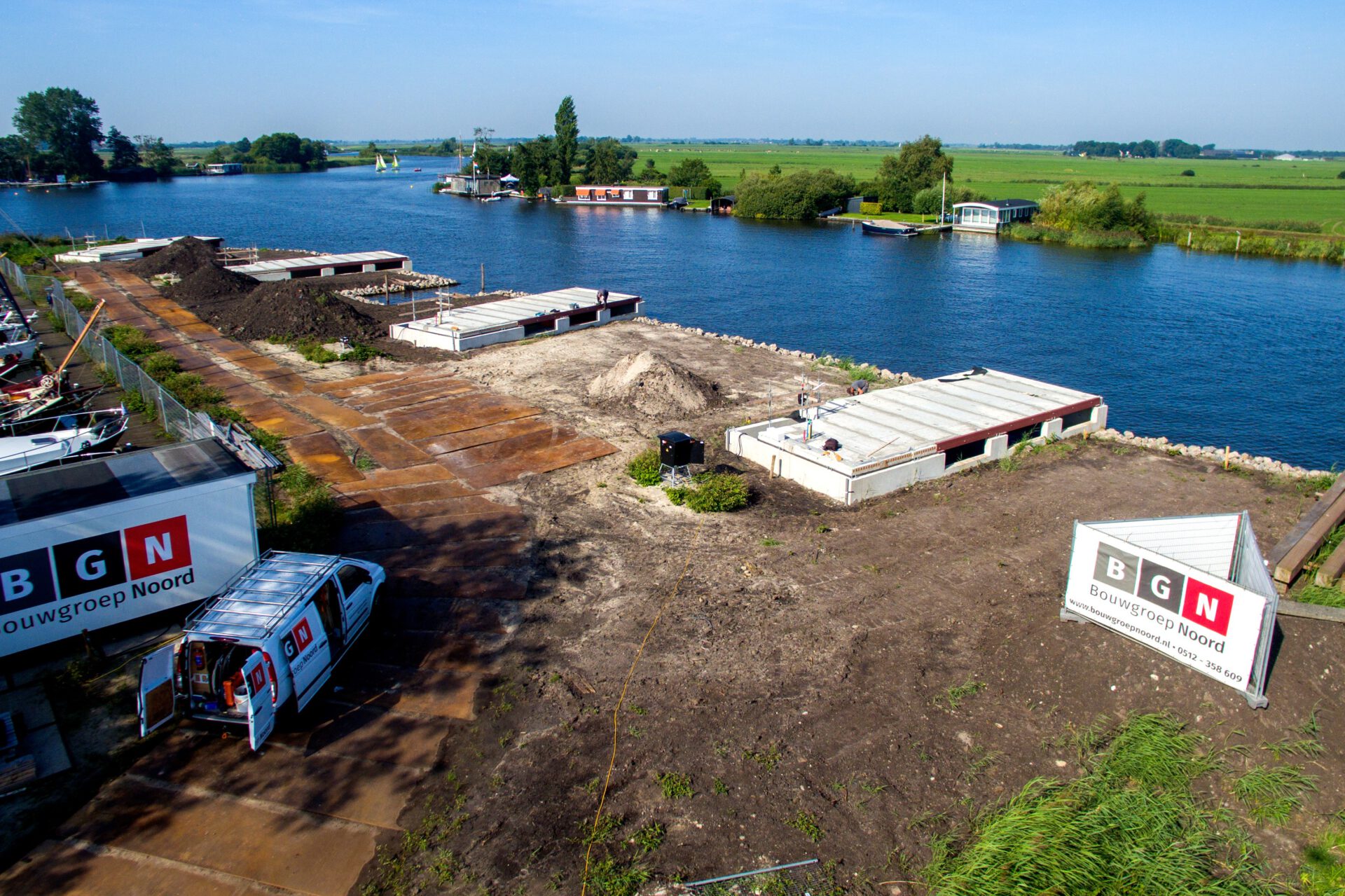 Voortgang storten keldervloeren en begane grond vloeren watervilla's Natural Resort Fryslân de Veenhoop