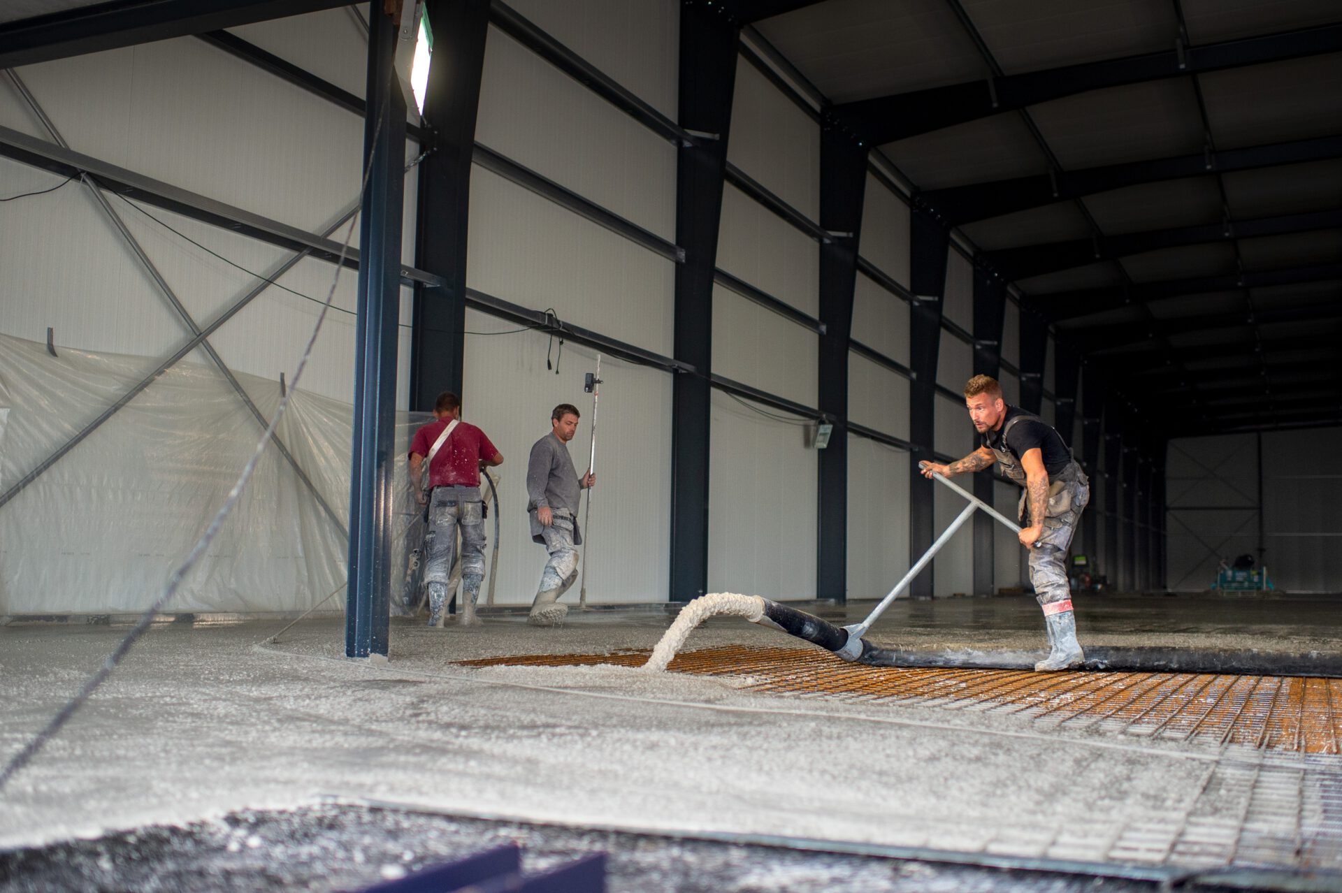 Storten betonvloer nieuwbouw Bosma Logistiek te Heerenveen door Bouwgroep Noord