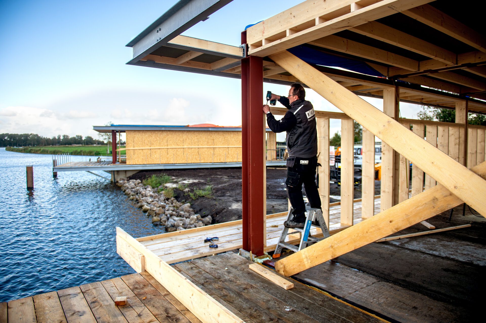 Houtskelet bouw wanden timmerman staalconstructie Watervilla Natural Resort Fryslân de Veenhoop