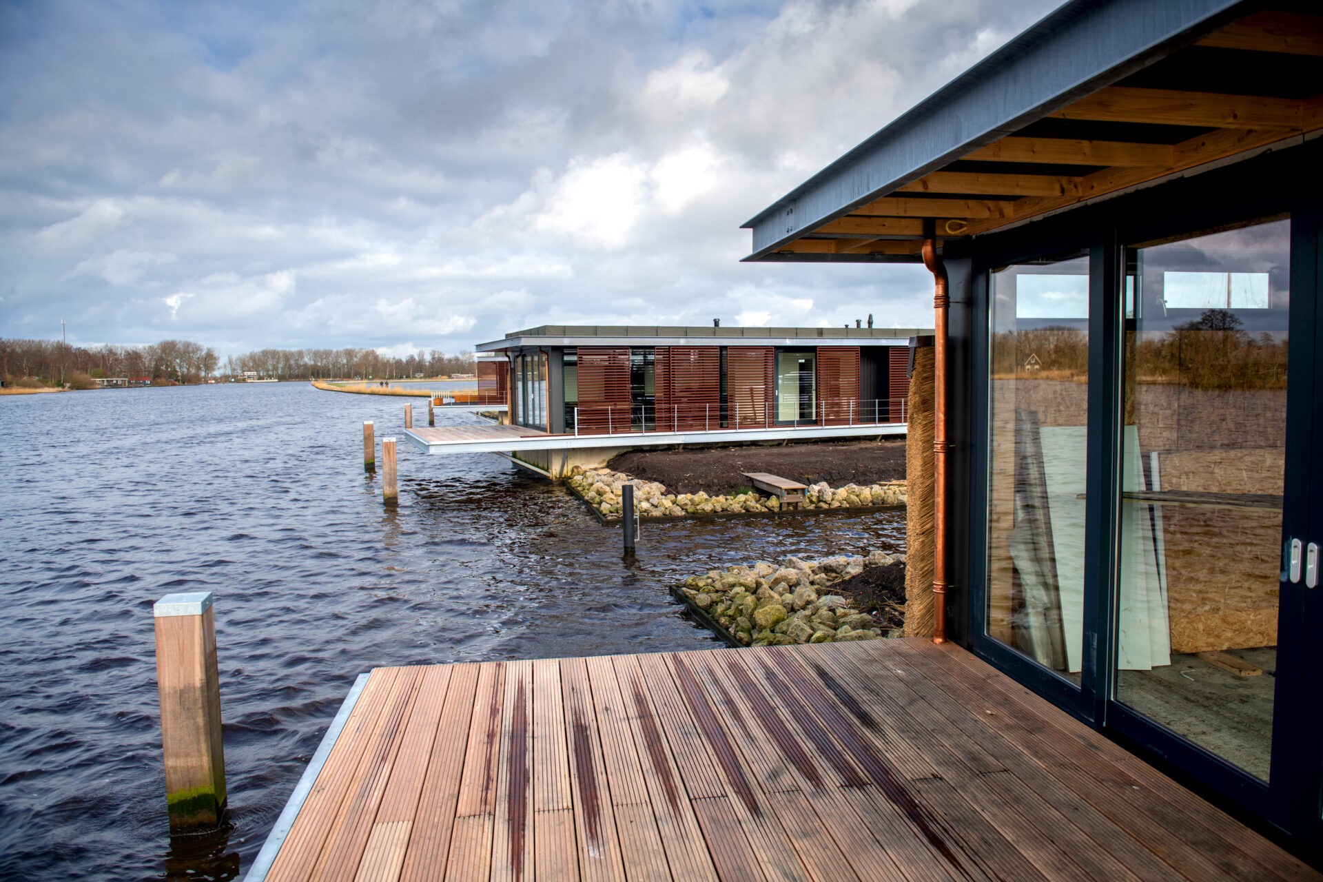 Werkzaamheden aan de afbouw van de watervilla's Natural Resort Fryslân op camping en jachthaven de Veenhoop