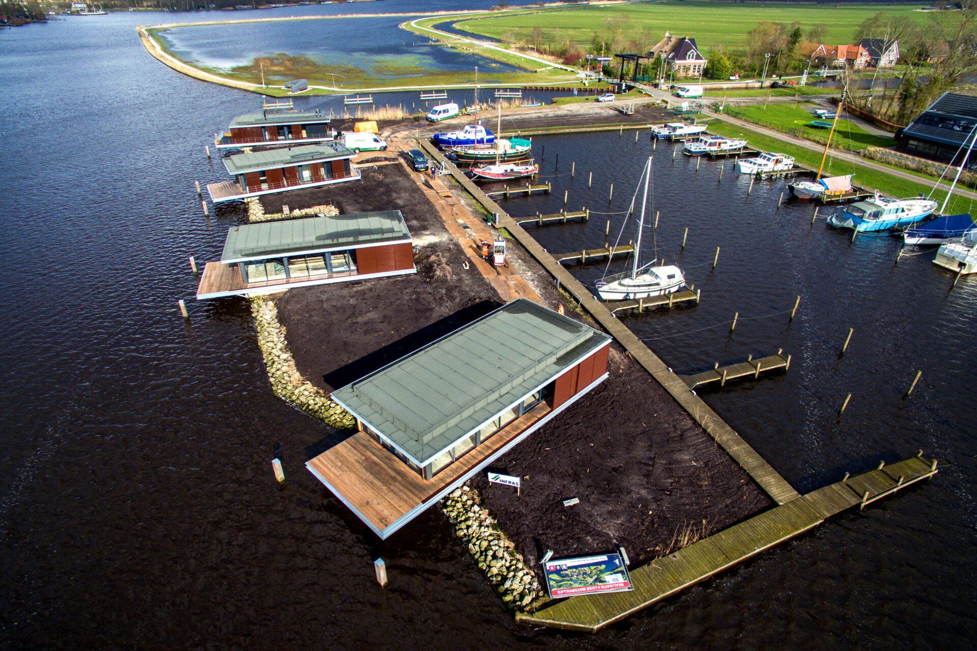 Bovenaanzicht watervilla's Natural Resort Fryslân vanaf water Alde Feanen