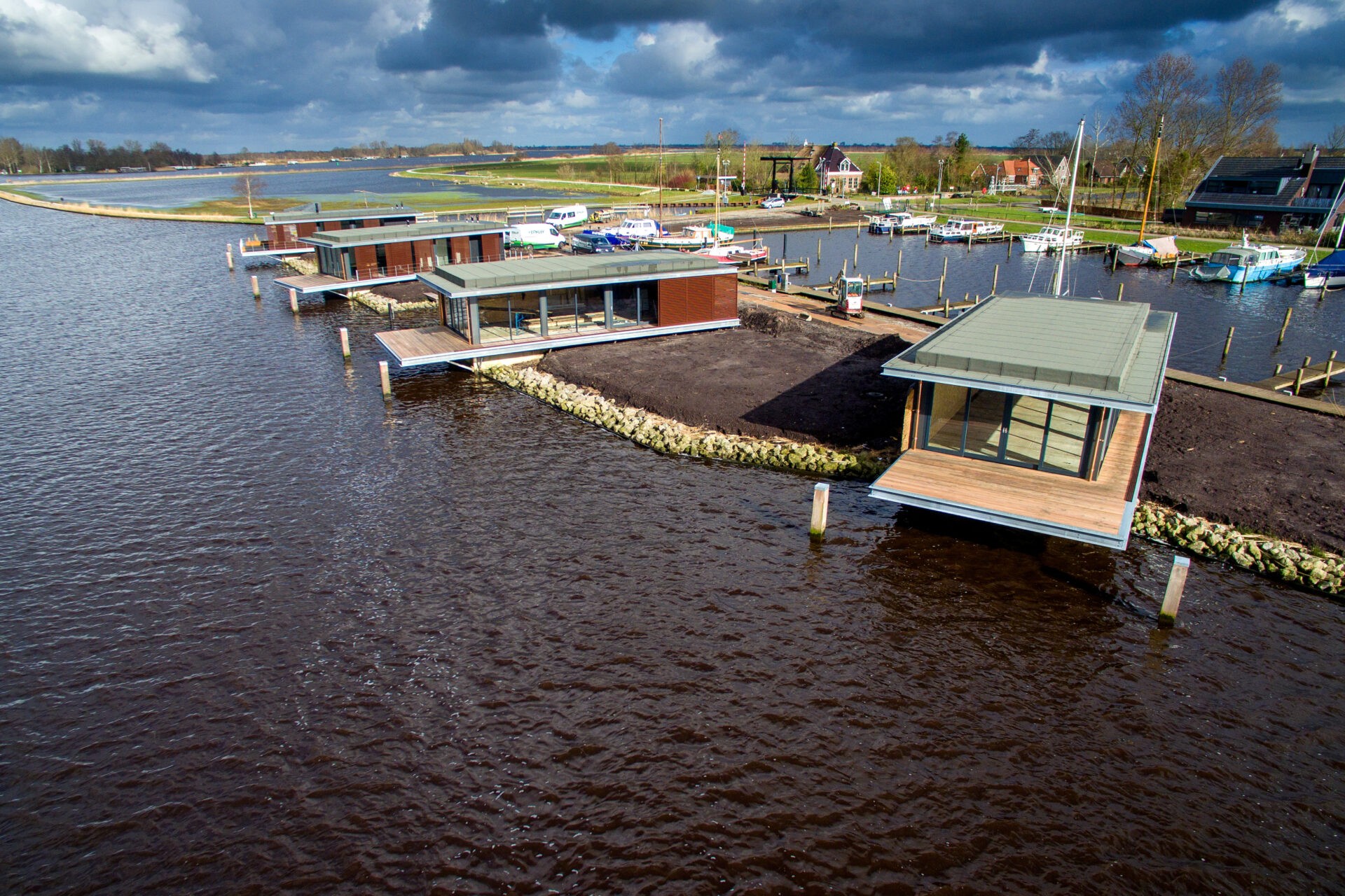 Zicht watervilla's Natural Resort Fryslân vanaf water Alde Feanen