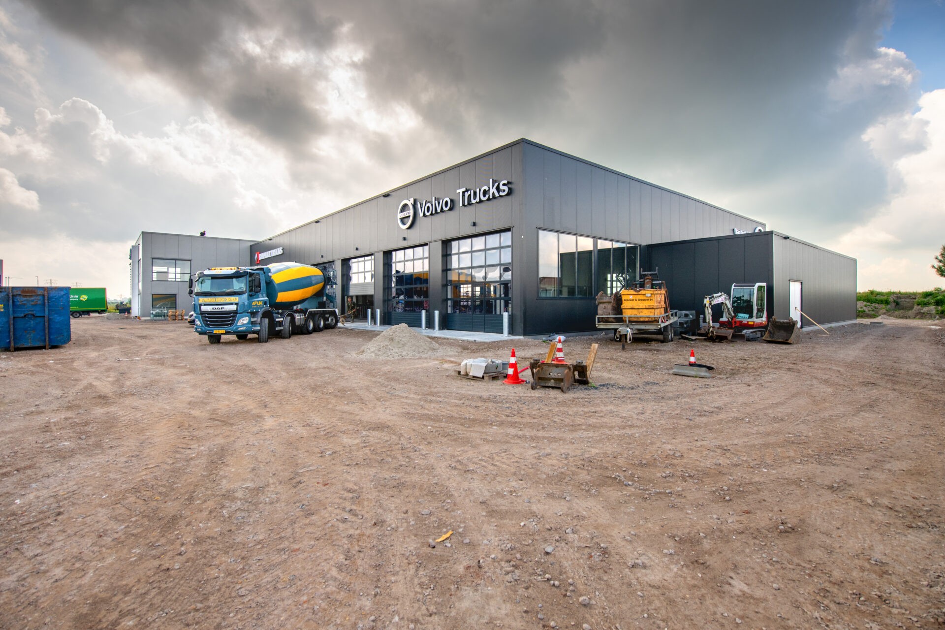 Storten van betonvloer bij LVS - Volvo Trucks te Leeuwarden