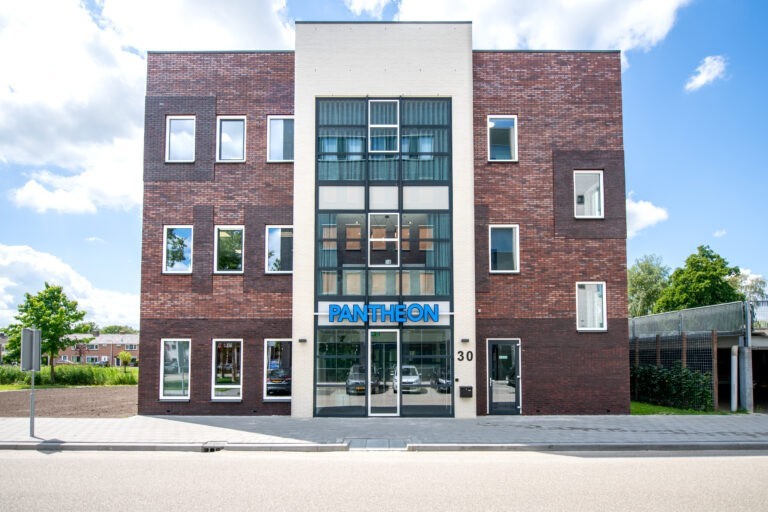 Modern en traditioneel gebouwd kantoor Pantheon te Heerenveen